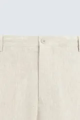 Pantalón de vestir azul marino confeccionado en tejido de lino. Corte recto, con bolsillos laterales y traseros. Se ajusta a la cintura con botón y cremallera.