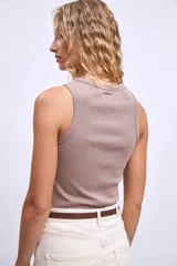 Remera sin mangas color topo, de corte ajustado y cuello redondo.