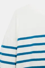 Camiseta de manga larga con diseño a rayas horizontales en color marrón sobre base color crudo, con cuello redondo y corte regular fit.