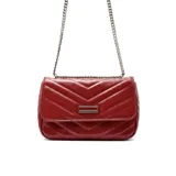 Cartera de vestir tipo bandolera, color rojo, con diseño acolchado en forma de V y solapa frontal. Incluye correa de cadena metálica y placa metálica con el logo de la marca en el centro.
