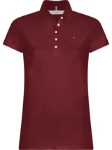 Chomba Tommy Hilfiger color borgoña de corte slim, con cuello tipo polo, cartera de cinco botones y logo bordado en el pecho.