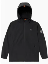 Campera negra con capucha, cierre frontal y bolsillos laterales con cierre. Presenta un logo bordado en el pecho y un parche con diseño de paisaje en la manga.