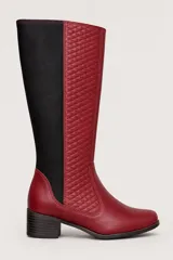 Bota alta de caña larga de la marca Benditas Mujeres, con diseño bicolor que combina cuero sintético bordó en el pie y panel frontal acolchado con rombos, y un amplio panel elástico negro en el lateral. Cuenta con taco cuadrado bajo.