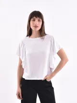 Remera blanca de mangas cortas con volados.