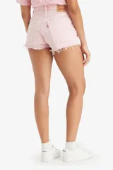 Short de jean color rosa con terminaciones desflecadas.