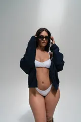 Bombacha de bikini tipo tanga, color blanco, con detalle arrugado en los costados.