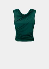 Top de fiesta color verde esmeralda, con diseño entallado, cuello asimétrico y fruncidos laterales. Confeccionado en tejido semitransparente con forro interior.