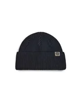 Gorro tipo beanie de punto acanalado en color negro, con vuelta y etiqueta pequeña con logo de la marca en el frente.