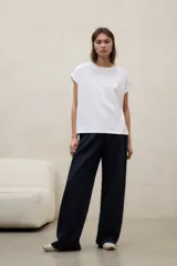 Remera de algodón color blanco, con cuello redondo, manga corta y bordado delicado en el frente.