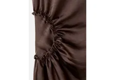 Vestido midi de satén color marrón, sin mangas, con cuello redondo y diseño fruncido con abertura lateral en la cintura.