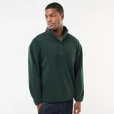 Sweater de polar verde con cuello alto tipo camionero y cierre frontal con botones a presión. Diseño de manga larga con puños elásticos.
