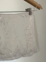 Minifalda blanca con lentejuelas.