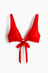 Top de bikini triangular color rojo con breteles anchos y lazo para atar en la espalda.