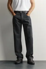 Jeans straight fit de denim oscuro de origen italiano, con tiro bajo, pierna recta y cinco bolsillos. Cierre frontal con botones.