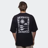 Remera de algodón color beige con efecto lavado, de corte holgado y manga corta. Presenta un pequeño logo estampado en el pecho con diseño de sol y el nombre de la marca.