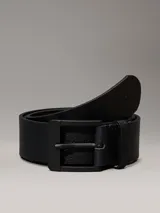 Cinturón Calvin Klein de cuero granulado negro con hebilla metálica cuadrada negra. El logo de Calvin Klein está grabado en el extremo del cinturón y en la hebilla.