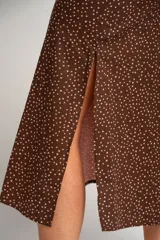 Falda midi de corte recto, color marrón con estampado de lunares pequeños en tono claro. Presenta un diseño de tiro alto y largo hasta la pantorrilla.