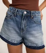 Short de jeans de corte slim, tiro alto, con cierre tradicional y bolsillos. Presenta un bajo deshecho con un borde contrastante de color azul oscuro.