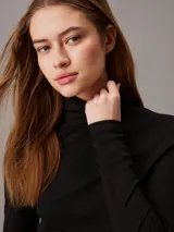 Top negro de modal elástico con estructura de canalé, diseño ajustado, cuello alto y mangas largas.