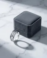 Anillo de plata 925 compuesto por tres bandas paralelas unidas, con un diseño moderno y minimalista.