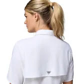 Camisa de manga corta Columbia modelo Tamiami II SS Shirt, color blanco, con cuello camisero, cierre frontal con botones, bolsillo en el pecho con detalle de presilla portacañas y ventilación trasera forrada en malla.