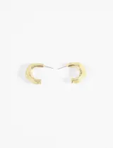 Aros de metal dorados con forma de medialuna y recubrimiento de acrílico verde.