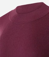 Vestido midi de punto acanalado color bordó, con cuello redondo y mangas largas. Presenta un diseño ajustado en el torso que se extiende hacia una falda con caída fluida.