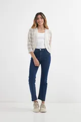 Cardigan de tejido de punto color beige con rayas horizontales en tono más claro, de mangas 3/4 y corte clásico.