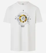 Remera negra de algodón con cuello redondo y manga corta. Estampa frontal con diseño de brújula y mapa del mundo en tonos dorados y blancos.