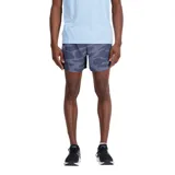 Short deportivo New Balance Accelerate 5 Inch, color gris con estampado camuflado y logo reflectante. Confeccionado en poliéster reciclado, con tecnología NB DRY de secado rápido, forro interior de crepé, bolsillos laterales y tiro de 5 pulgadas.