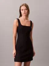 Vestido mini de tweed Calvin Klein color negro, con escote cuadrado y diseño sin mangas con tirantes anchos.