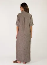Vestido largo de lino color azul, con diseño estilo camisero, cuello camisero, cierre frontal con botones de madera y mangas largas con presilla para arremangar.