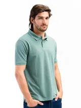Remera polo blanca de manga corta, con cuello de polo y tapeta de dos botones.