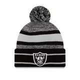 Gorro de lana New Era de los Raiders de la NFL, con rayas horizontales negras y grises, pompón en la parte superior y logo del equipo bordado en el frente.