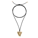 Collar largo con hilo de seda negro y dije de alas de ángel en aleación de metales bañada en oro de 18k.