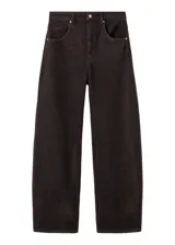 Jeans Tokio de corte recto, confeccionados en tejido con textura acanalada de color marrón oscuro, con bolsillos laterales y traseros clásicos.