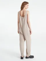 Mono gris de tejido de punto con corte holgado, mangas largas y bolsillos laterales.