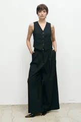 Pantalón sastre de corte ancho y tiro alto, con pinzas frontales y bolsillos laterales.