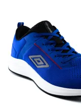 Championes Umbro modelo Volten para hombre, de color negro con suela blanca y el logo de la marca en el lateral.
