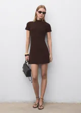 Vestido corto de tejido de punto fino color marrón, con cuello perkins, mangas cortas y diseño evasé.