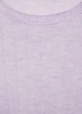 Jersey de punto fino en canalé, con diseño entallado, cuello redondo y manga larga.