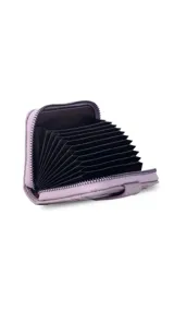 Tarjetero compacto tipo abanico con cierre perimetral y solapa frontal con broche a presión. Cuenta con múltiples ranuras para tarjetas y está confeccionado en material símil cuero con textura granulada.