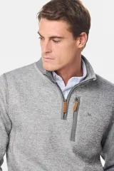 Buzo de felpa con interior de polar, diseño de medio cierre frontal, cuello alto y bolsillos laterales y en el pecho con cierres.