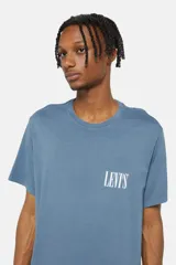 Remera celeste de corte recto con logo de Levi's estampado en el pecho.