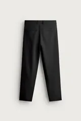 Pantalón regular fit de hombre color negro, confeccionado en tejido técnico ligero con cintura elástica, bolsillos frontales, bolsillos traseros de vivo y cierre frontal con cremallera y botón.
