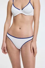 Conjunto de bikini blanco con textura gofrada, ribeteado en color azul marino. El corpiño es tipo balcón con tirantes finos ajustables y el calzón es de tiro bajo.