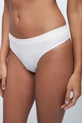 Bombacha tipo colaless de diseño acanalado, confeccionada en microfibra suave con tecnología seamless y tiro bajo.