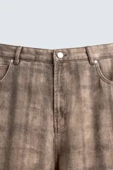 Jeans de corte holgado y amplio en toda la pierna, tiro medio. Tejido rígido con estampado a cuadros con efecto lavado. Cuenta con cinco bolsillos y cierre frontal con cremallera y botón.