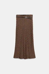 Falda midi de tiro alto con estampado de cuadros vichy en tonos marrón y negro. Presenta cintura elástica y un cinturón fino a contraste con hebilla metálica.