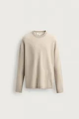 Jersey de cuello redondo y manga larga para hombre, confeccionado en hilatura de cashmere con tejido de canalé. Presenta un corte regular fit y acabados en rib.